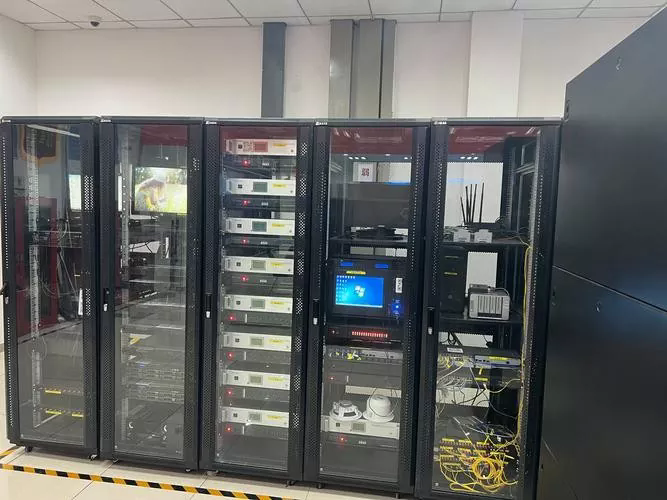 Comment une armoire à courant faible améliore-t-elle l’intégration du système ?