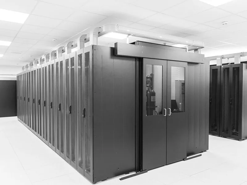 Armoire fermée pour allée froide