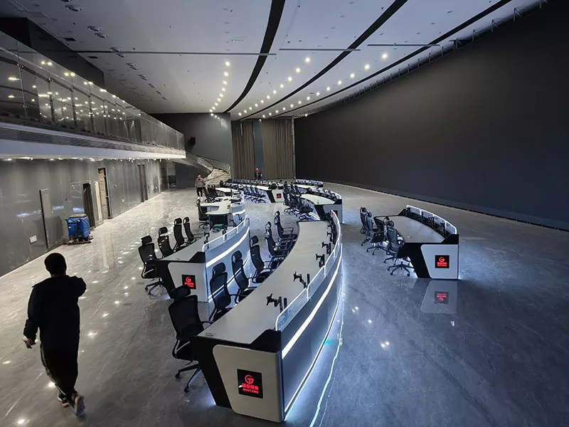 Console de surveillance incurvée